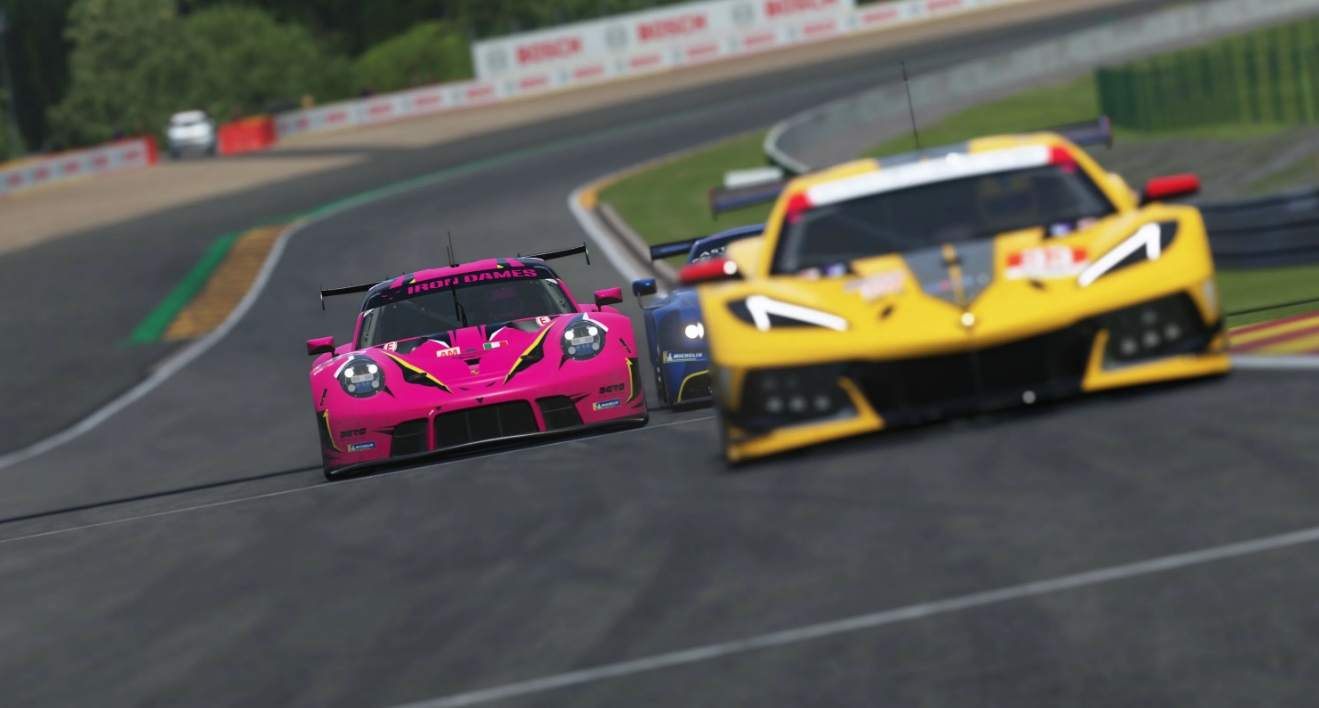 GT-гоночные автомобили проходят поворот в борьбе в Le Mans Ultimate