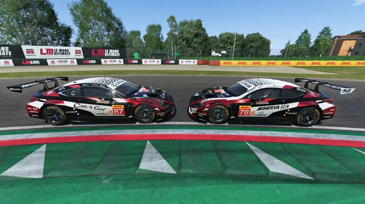 Гиперкар Peugeot с зелеными светодиодными фарами на пит-лейне в гонке Le Mans Ultimate.