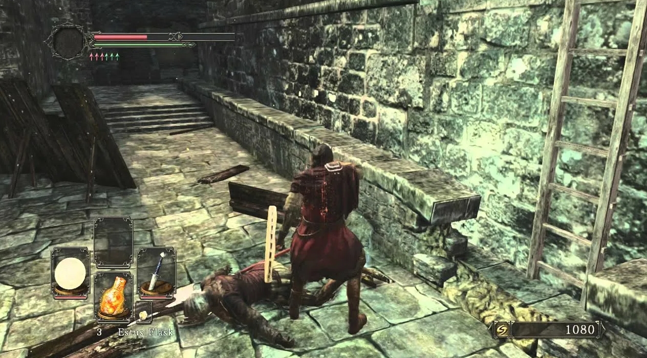 Сцена боя в Dark Souls 2: игрок обыскивает поверженного врага у каменной стены