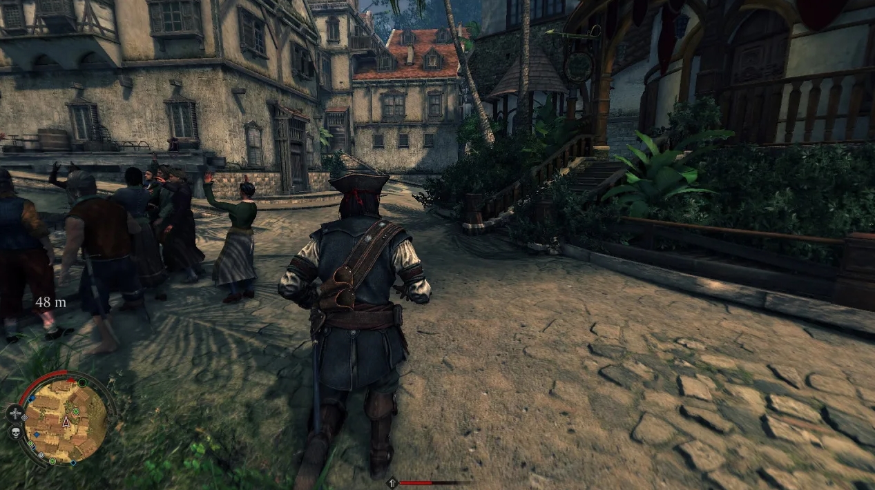 Пиратский персонаж идёт по улице колониального города в Vendetta Curse of Raven's Cry