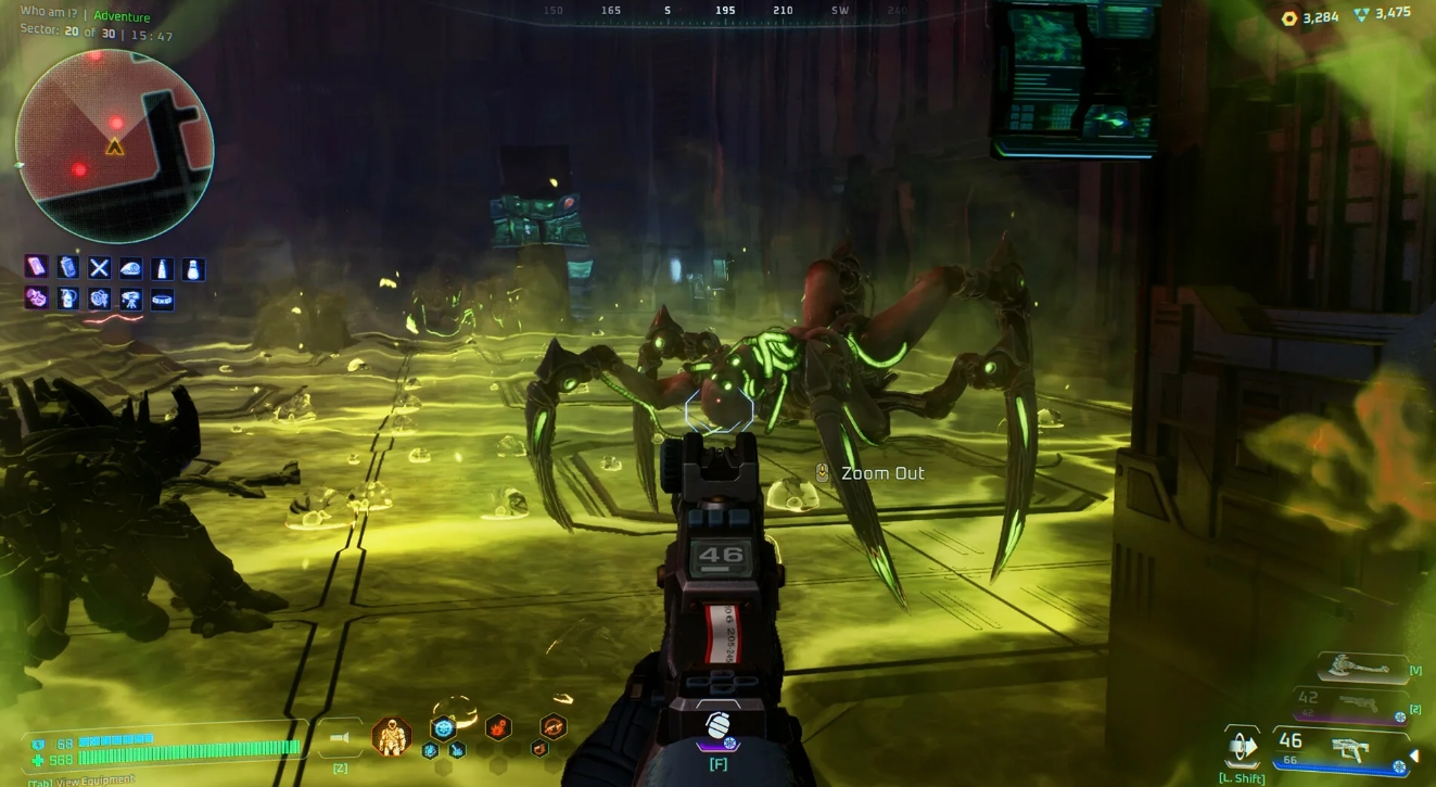 Игрок целится в токсичного паукообразного врага в зелёной опасной лаборатории